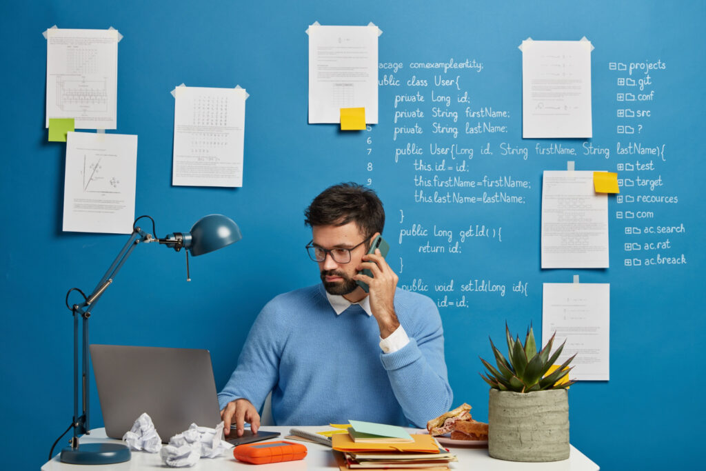 Learning Spanish Doesn't Have to Take Over Your Life (Even with a Busy Schedule) A few days ago, one of our students expressed concern about his progress. He said that he has a tough time learning the language because of a lack of time and because he works in an environment where everyone only speaks English, which makes it hard for him to practice Spanish. This is something many Spanish learners have to deal with. We have met students who feel the same way. As people who know how hectic schedules can be, we empathize with the difficulty of finding time for language learning. But don't worry, because we are here to share some great language-learning methods that work for busy professionals like you. With the right techniques and tools, you can progress and overcome the language learning plateau, helping you achieve your goals. The key to learning Spanish as a busy professional is to find creative ways to incorporate it into your schedule. These effective techniques can help you master the language without feeling overwhelmed